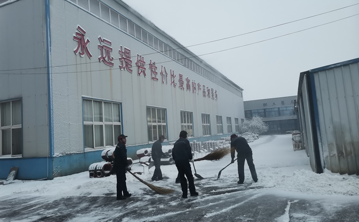 寒風(fēng)中，雪地里，他們的身影多么美麗.jpg