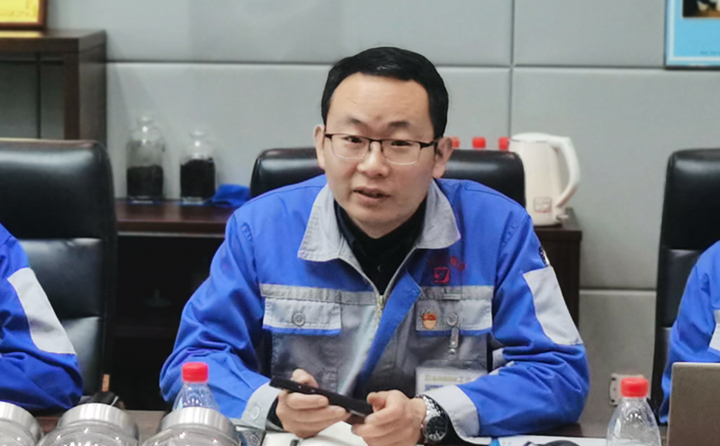 技術(shù)部部長(zhǎng)張波與營(yíng)銷(xiāo)人員分享2020年顆粒機(jī)設(shè)備和粉碎機(jī)設(shè)備改進(jìn)點(diǎn)以及對(duì)2021年大型粉碎設(shè)備、牛糞顆粒爐設(shè)備的技術(shù)參數(shù)、選型、及工藝流程進(jìn)行講解培訓(xùn).jpg