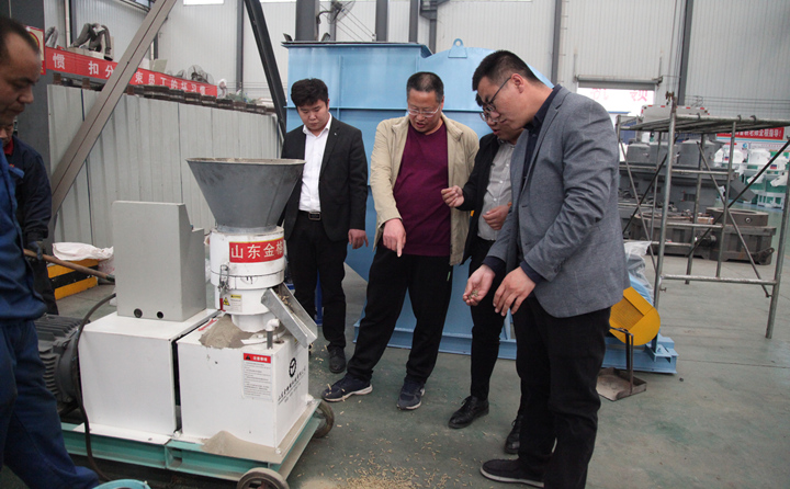 威海兩客戶前來(lái)山東金格瑞考察飼料顆粒機(jī)，現(xiàn)場(chǎng)試機(jī).jpg