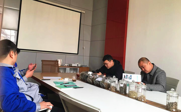 銷售經(jīng)理為客戶詳細介紹木屑制粒機的制粒原理、顆粒的銷路、顆粒的優(yōu)缺點等.jpg