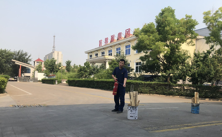 教官重點(diǎn)對(duì)消防法律法規(guī)、防火常識(shí)、逃生自救、滅火器的使用方法以及發(fā)生火災(zāi)時(shí)如何報(bào)火警、如何撲救初期火災(zāi)等消防常識(shí)進(jìn)行了詳細(xì)的講解。