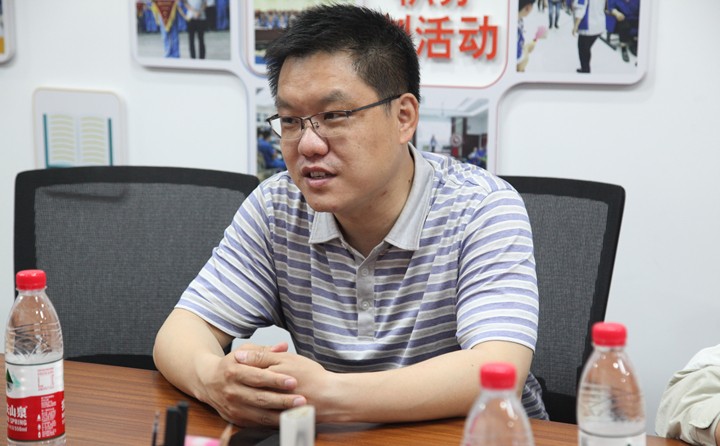 韓主任感謝集團付出的同時對集團防控安全工作進行了細致的了解，并叮囑企業(yè)一定要嚴格按照上級防控布署要求穩(wěn)抓落實各項工作.JPG