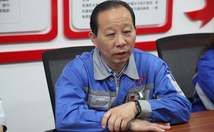 景奉全書記表示，錦旗代表著社區(qū)和群眾對我們參與疫情防控工作的認可，也代表著一份責任和激勵。今后，我們會與街道、社區(qū)攜手，抓實抓細常態(tài)化疫情防控工作及社區(qū)志愿服務活動，爭做社區(qū)“好幫手”、群眾“貼心人”，用實際行動筑牢疫情防控防線，切實守護人民群眾健康安全.JPG