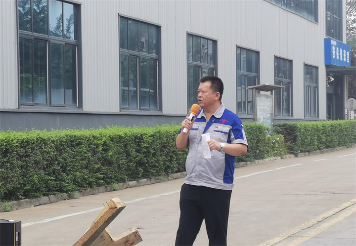 孫總表示安全無小事，安全只有現(xiàn)在，永遠沒有“下一次”。時刻牢記安全紅線，把安全放在心中、握在手上，及時消除各種隱患，杜絕違規(guī)操作。掌握安全知識和技能，是實現(xiàn)安全生產(chǎn)的前提，大家一定要牢記
