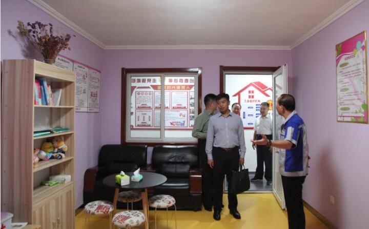 在黨群活動室，工會主席景奉全以PPT的形式向現(xiàn)場領(lǐng)導(dǎo)詳細(xì)介紹了居邦源集團(tuán)的產(chǎn)業(yè)工人隊(duì)伍建設(shè)以及改革情況。.jpg