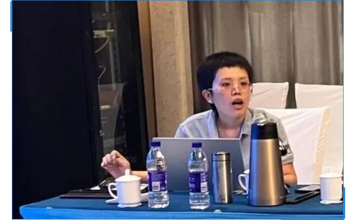 會議開始，辦公室主任李昌鳳公布銷售數(shù)據(jù)。在疫情形勢相當(dāng)嚴(yán)峻的情況下，十一的銷售額對比去年同期仍有很大的進(jìn)步。李主任表示疫情，既是考驗，也是危機(jī)，各部門需要通力配合，團(tuán)隊協(xié)作，為完成今年既定銷售額而竭盡全力。.jpg