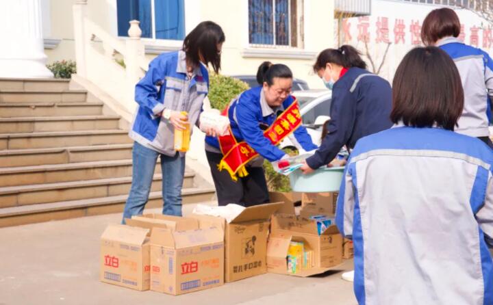 活動(dòng)在一片歡聲笑語中進(jìn)行，每一位女神都收到了公司準(zhǔn)備的愛心玫瑰和禮物。.jpg