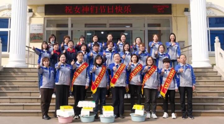 活動(dòng)在一片歡聲笑語中進(jìn)行，每一位女神都收到了公司準(zhǔn)備的愛心玫瑰和禮物。.jpg
