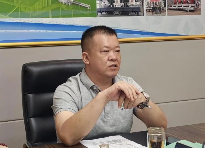 會議最后，集團(tuán)總經(jīng)理孫寧波總結(jié)陳詞。他強(qiáng)調(diào)要有正確的人生觀、價(jià)值觀，要將集團(tuán)的精神理念內(nèi)化于心、外化于行。要加強(qiáng)業(yè)務(wù)知識的學(xué)習(xí)，成為真正的行家里手。要以提高經(jīng)營質(zhì)量和效益為主線，加快營銷模式和營銷觀念的轉(zhuǎn)變，圓滿完成2023年?duì)I銷工作指標(biāo)。.jpg