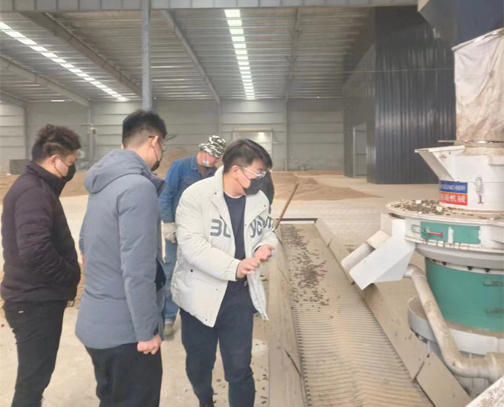 在顆粒機(jī)生產(chǎn)線制粒現(xiàn)場，回訪團(tuán)隊與客戶實地查看設(shè)備運(yùn)行情況，對運(yùn)行中出現(xiàn)過的一些情況進(jìn)行現(xiàn)場答疑和討論交流。最后，客戶對本次回訪工作給予肯定，雙方希望后續(xù)能有更多面對面交流的機(jī)會。.jpg