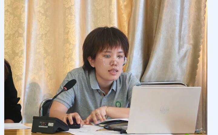 會上，辦公室主任李昌鳳公布過去一段時間的銷售數(shù)據，包括銷售額、銷售數(shù)量、客戶反饋等。.jpg